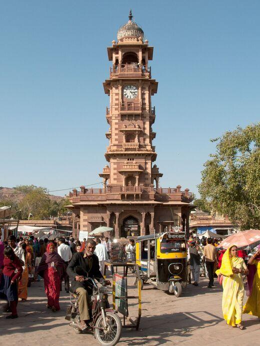 Часовая башня и рынок Сардар